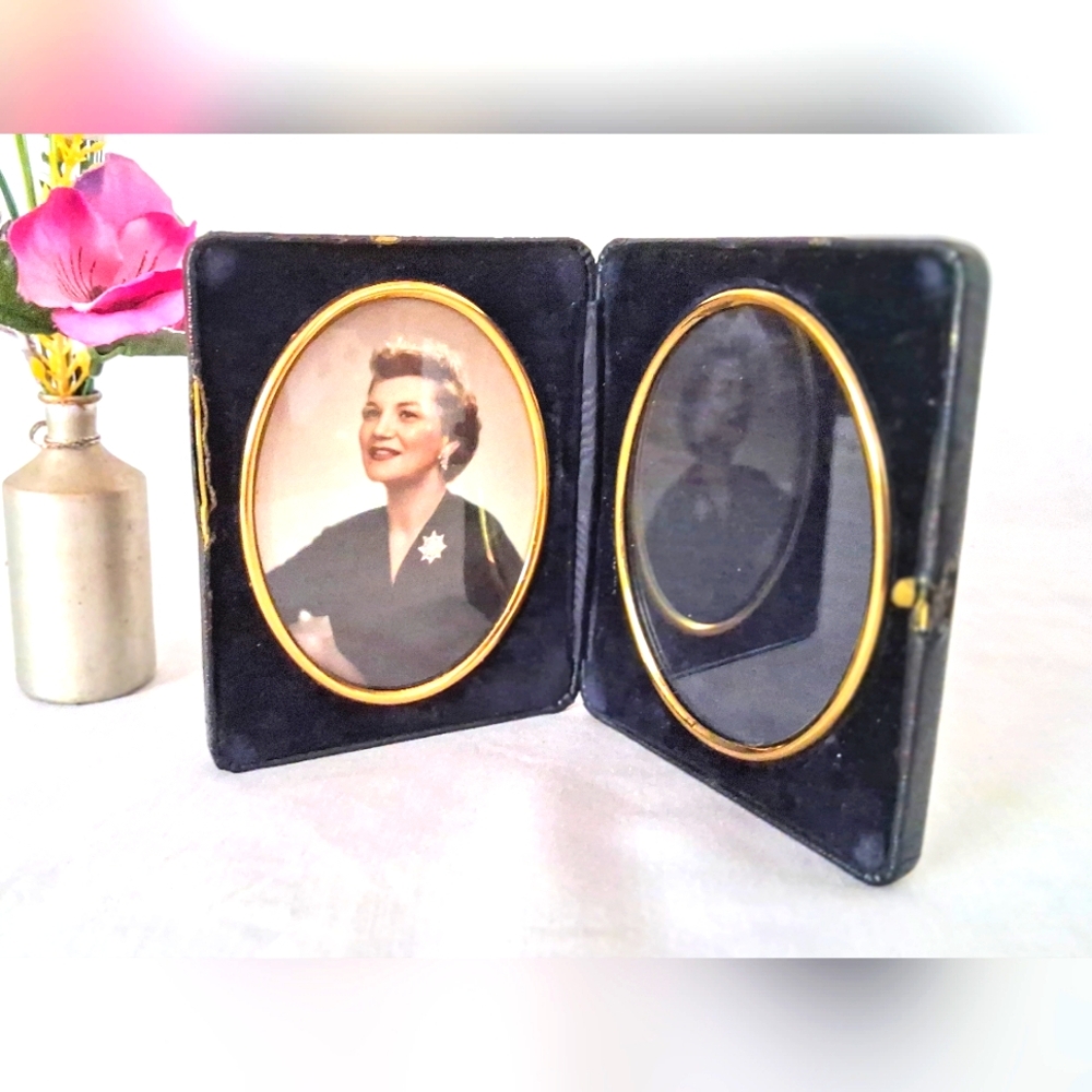 Vintage/Antique Navy Leather Travel & Display Photograph Case - Oval Frames